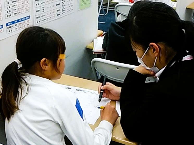 中学校では三者懇談を実施しています